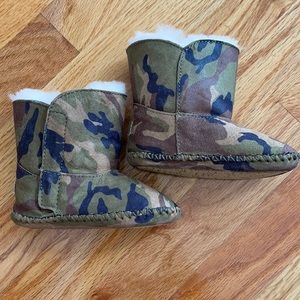 Ugg Caden camo infant bootie size 4/5
